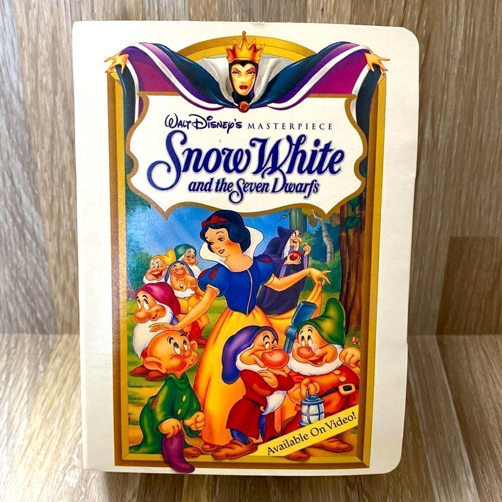 Disney vintage Snow White and the seven dwarfs figurine doll display